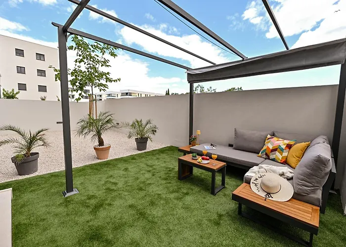 Luxury With Private Garden Zadar