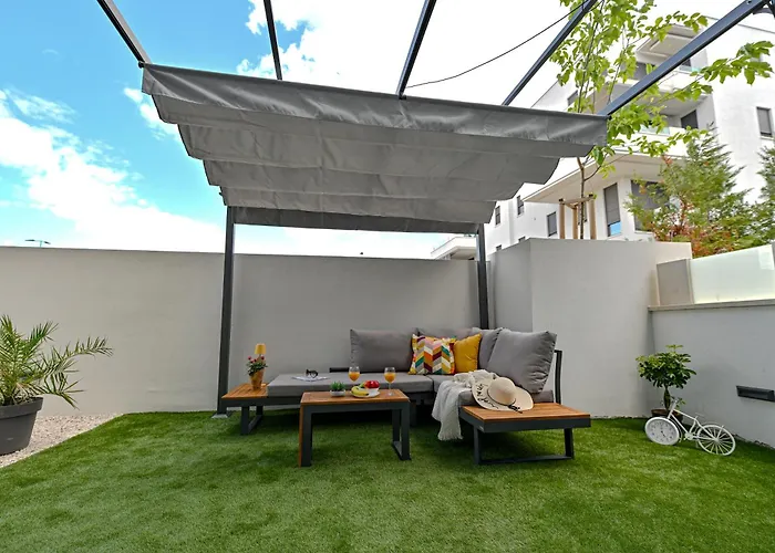 Luxury With Private Garden Appartement *