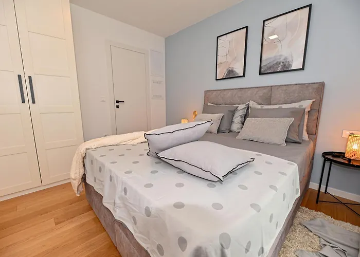 Luxury With Private Garden Appartement Zadar