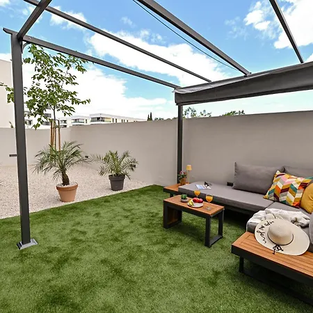 Luxury With Private Garden Задар