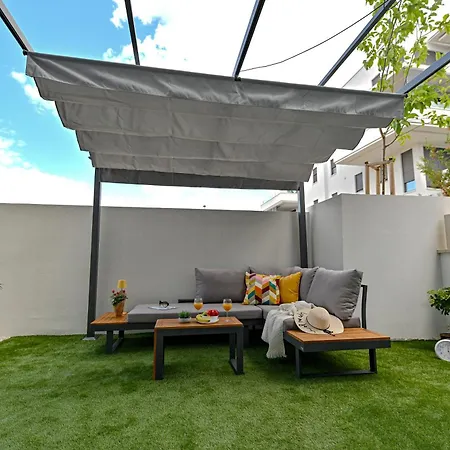 Luxury With Private Garden Appartement *